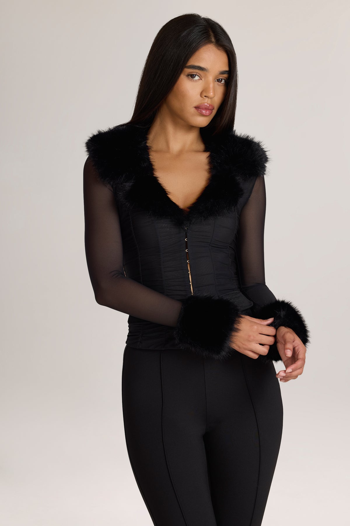 ⁣⁢Langärmelige Jacke mit Kunstfell-Besatz in Schwarz⁤⁣