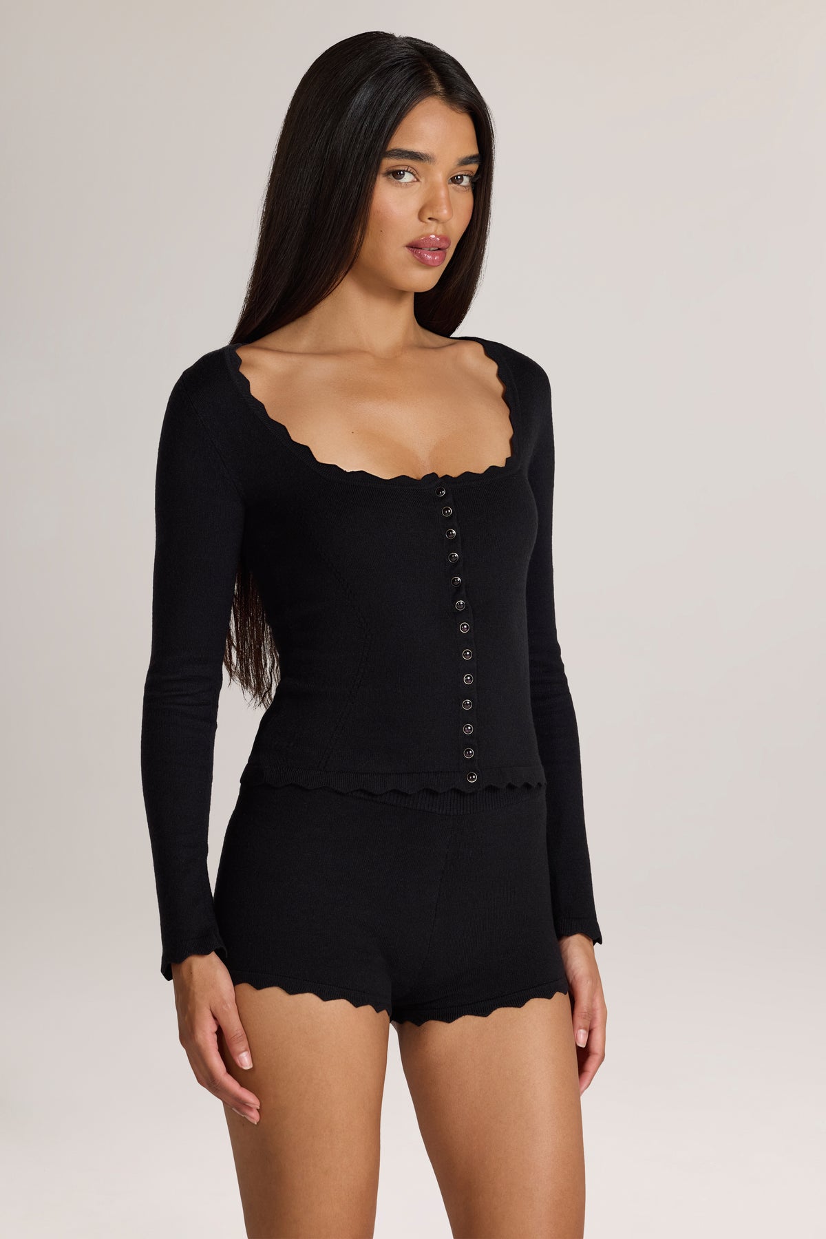 ⁣⁢Geraffter Cardigan aus Strick in Schwarz⁤⁣