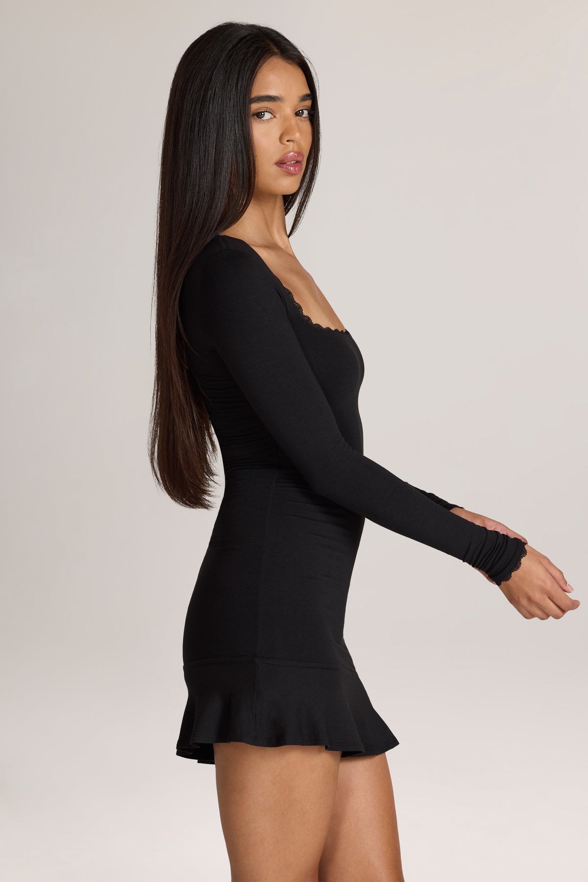 ⁣⁢Modal-Midikleid mit Spitzenbesatz in Schwarz⁤⁣