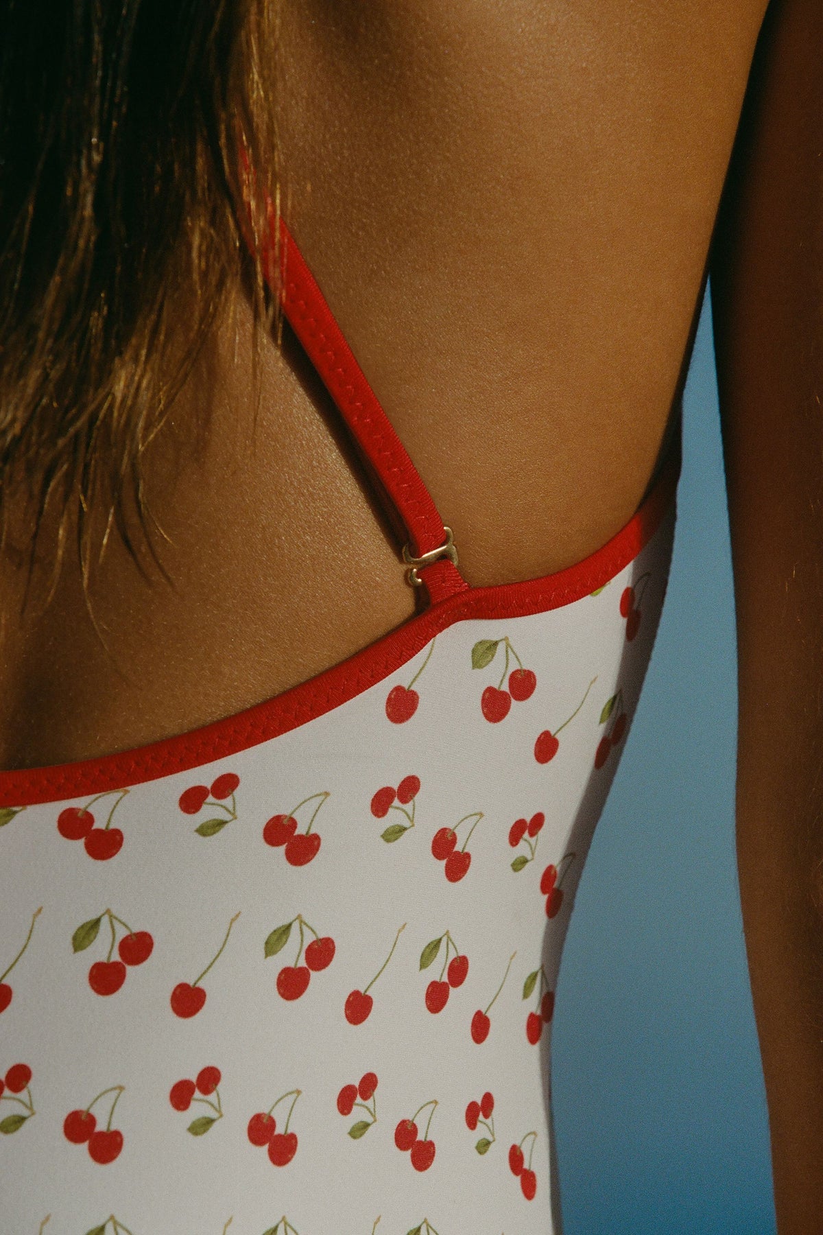 ⁣⁢Badeanzug mit Charm-Detail und Kreuzträgern im Cherry-Print⁤⁣