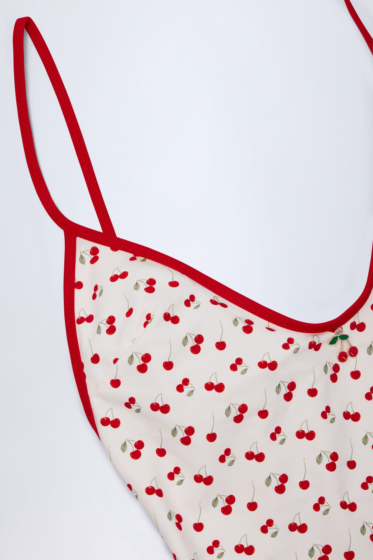 ⁣⁢Badeanzug mit Charm-Detail und Kreuzträgern im Cherry-Print⁤⁣
