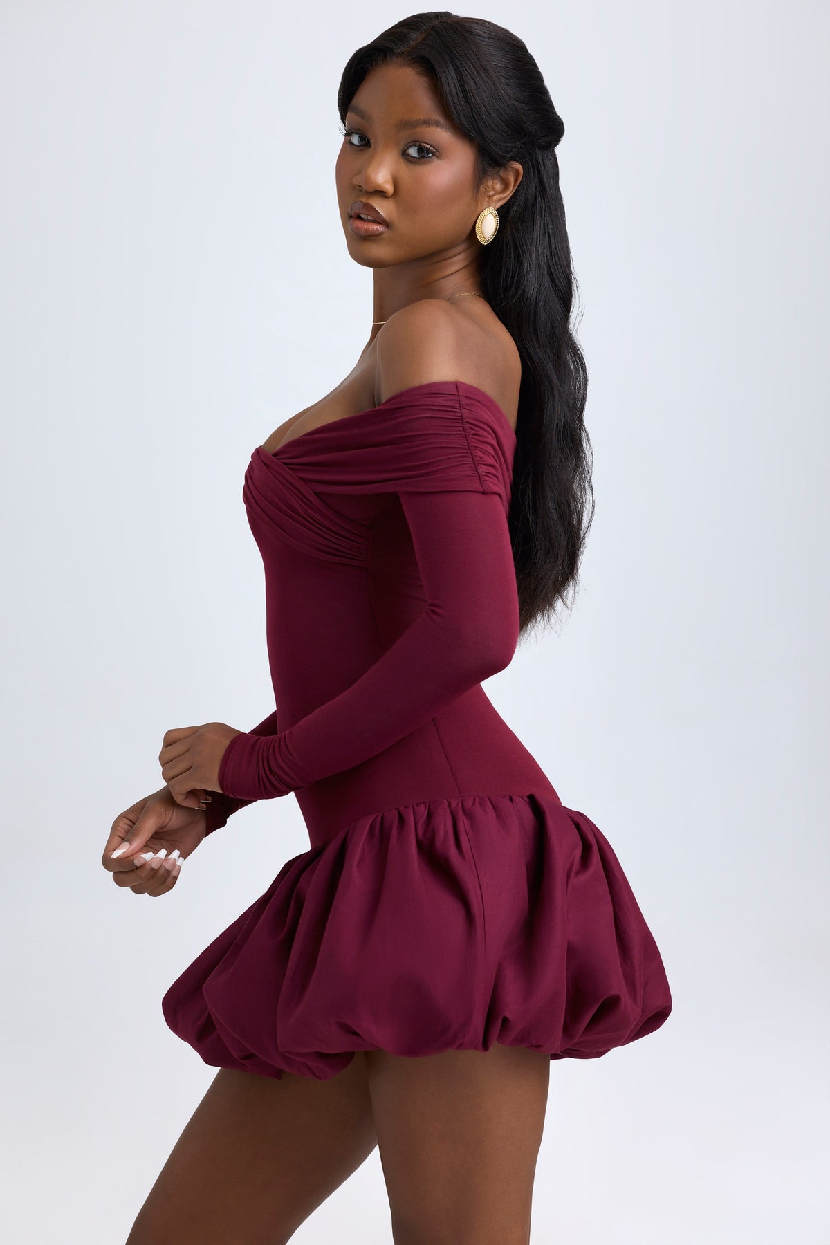 ⁣⁢Modal Off-Shoulder Minikleid mit Ballonsaum in Weinrot⁤⁣