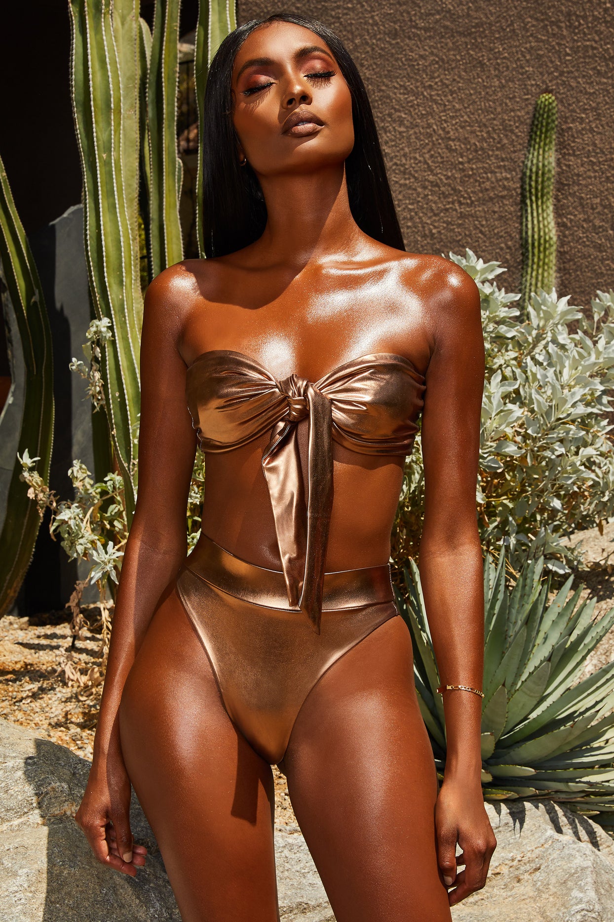 Haut de bikini bandeau métallisé noué sur le devant en bronze