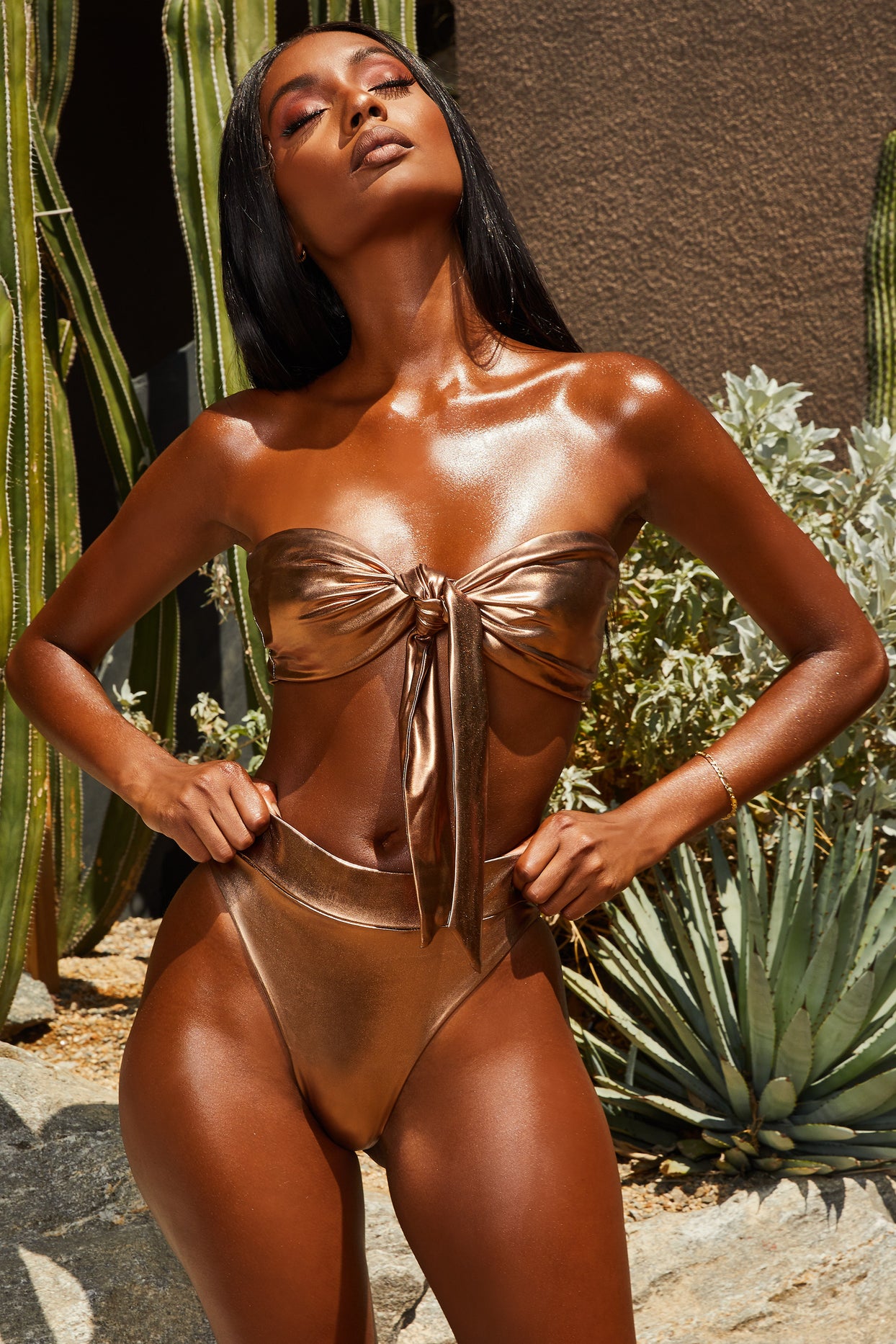 Haut de bikini bandeau métallisé noué sur le devant en bronze