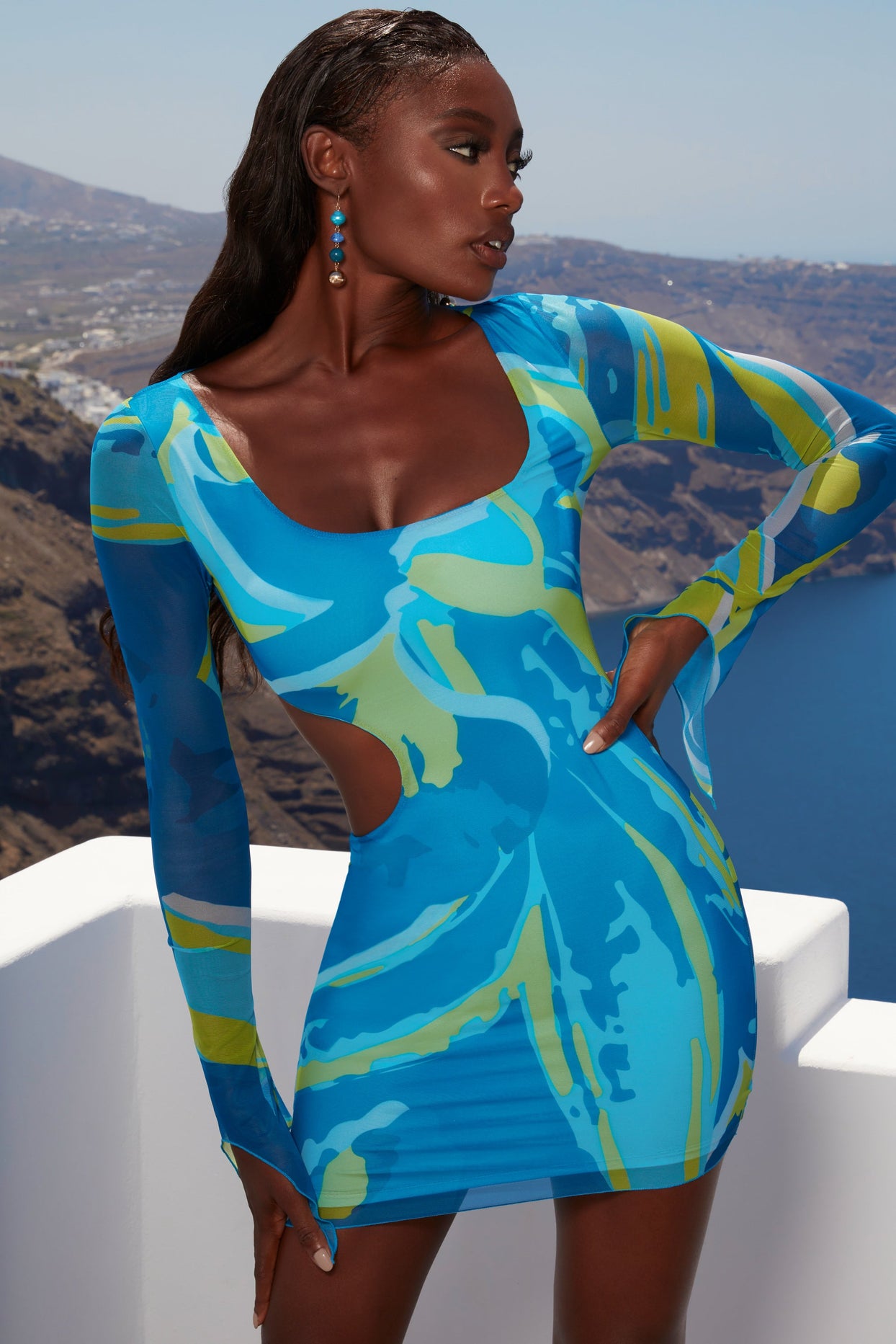 Asymetryczna sukienka mini z długim rękawem i niebieskim nadrukiem