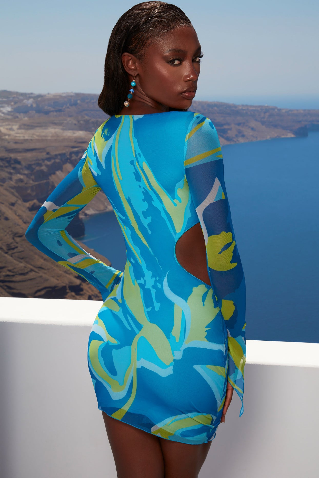 Asymetryczna sukienka mini z długim rękawem i niebieskim nadrukiem