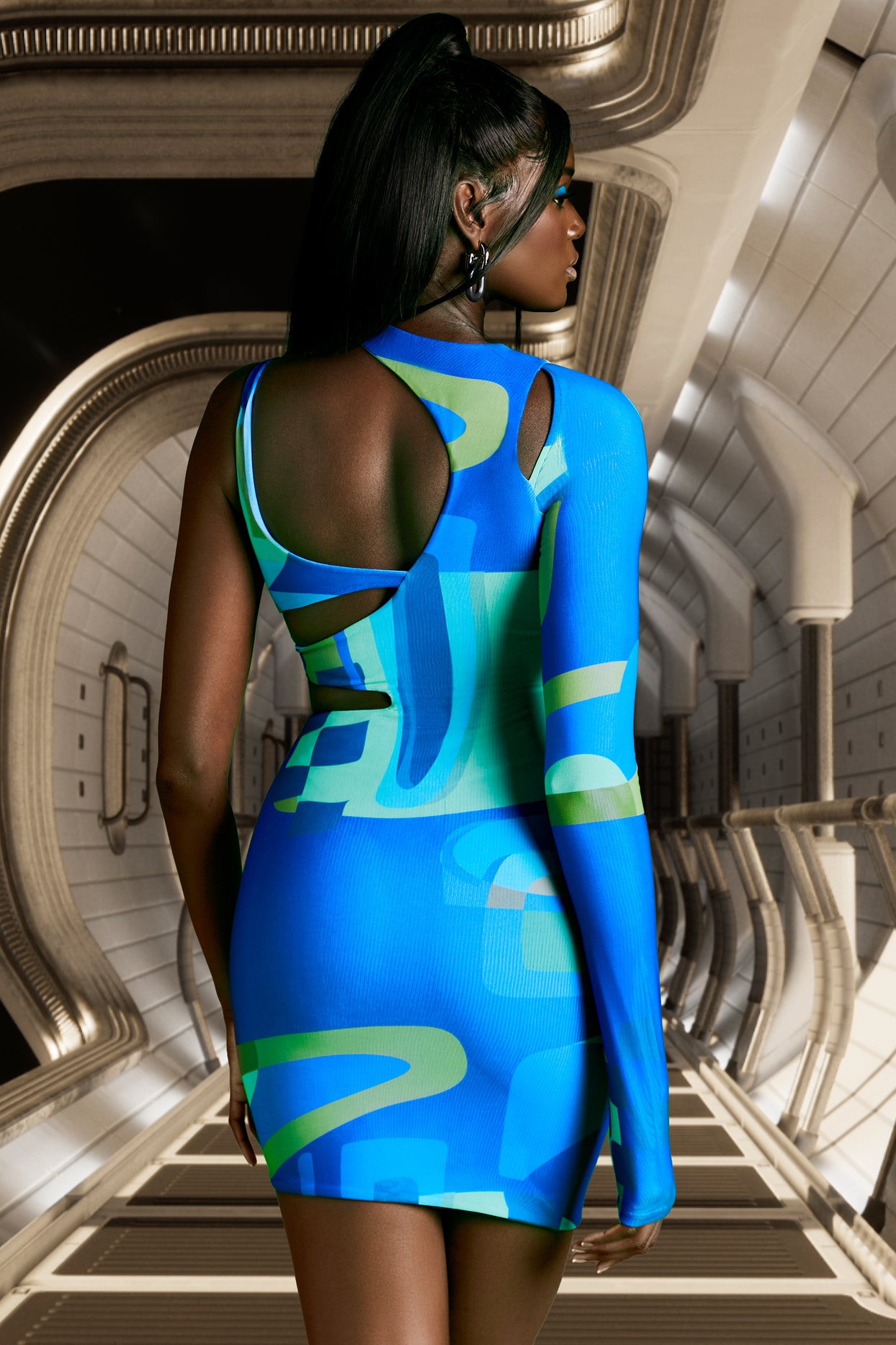 Asymetryczna sukienka mini z wycięciem i niebieskim nadrukiem