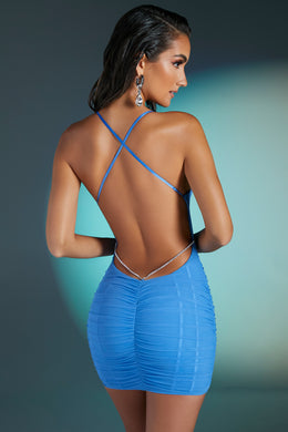 Mini-robe à col montant et dos avec strass en bleu