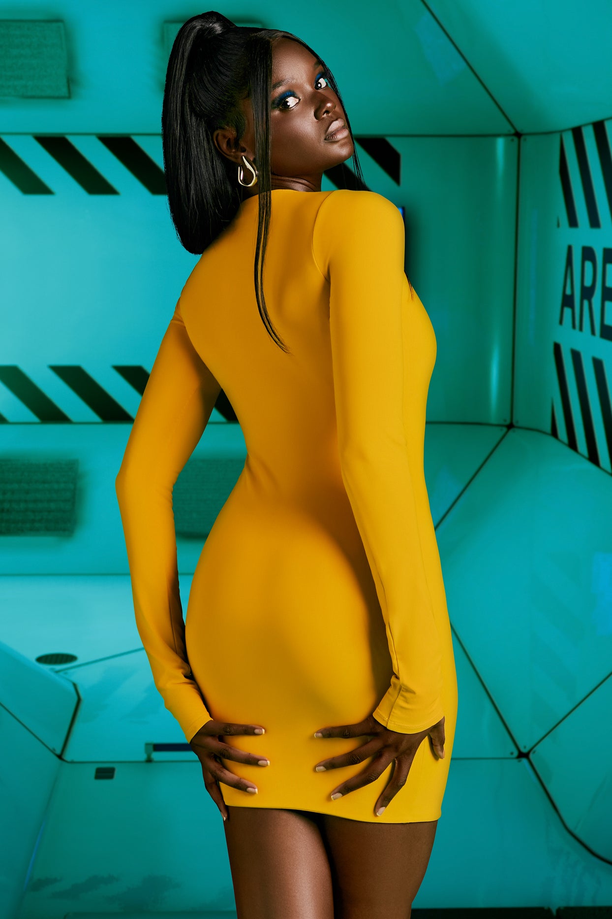 Sukienka z długim rękawem i wycięciem w kolorze żółtym