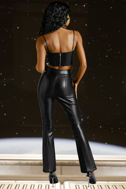 Wysokie, rozszerzane spodnie ze sztucznej skóry w kolorze czarnym