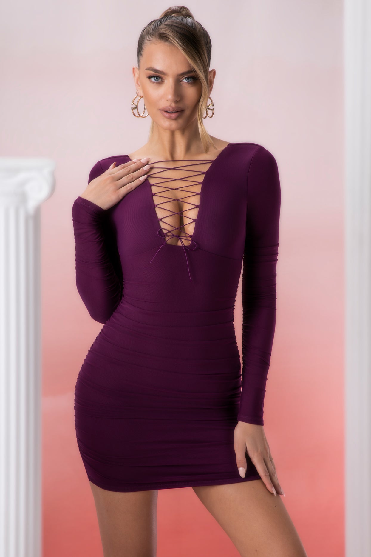 Koronkowa sukienka mini z długim rękawem w kolorze wina
