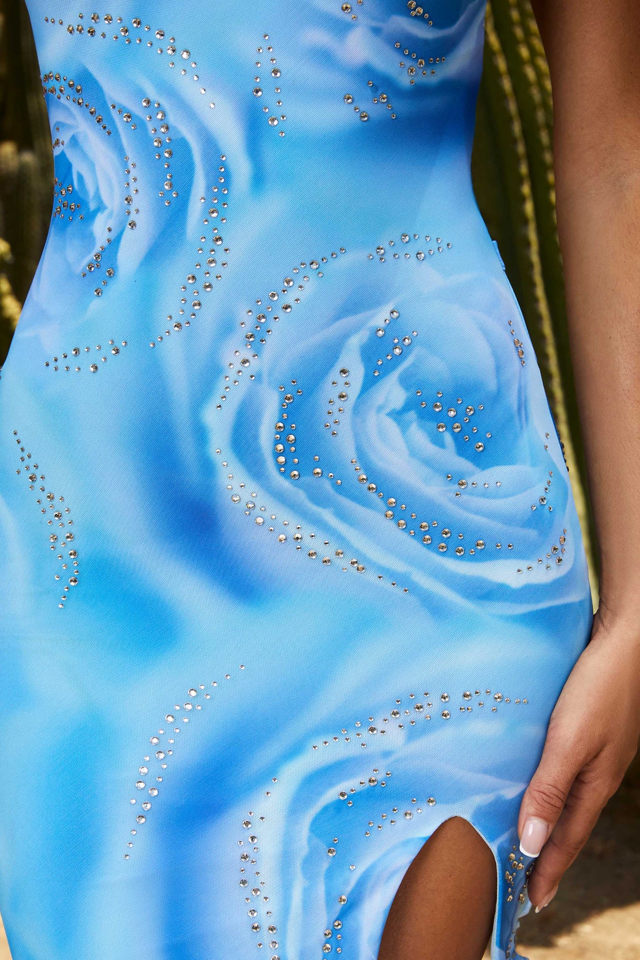 close up Cross Back Thigh Split Mini Dress in Blue Print