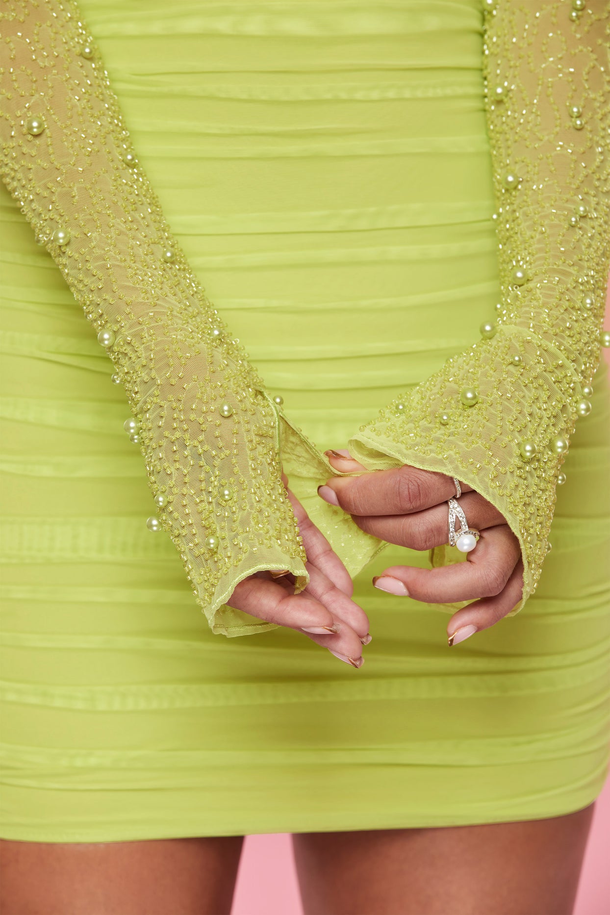 Ozdobiona sukienka mini z długim rękawem w kolorze limonkowym
