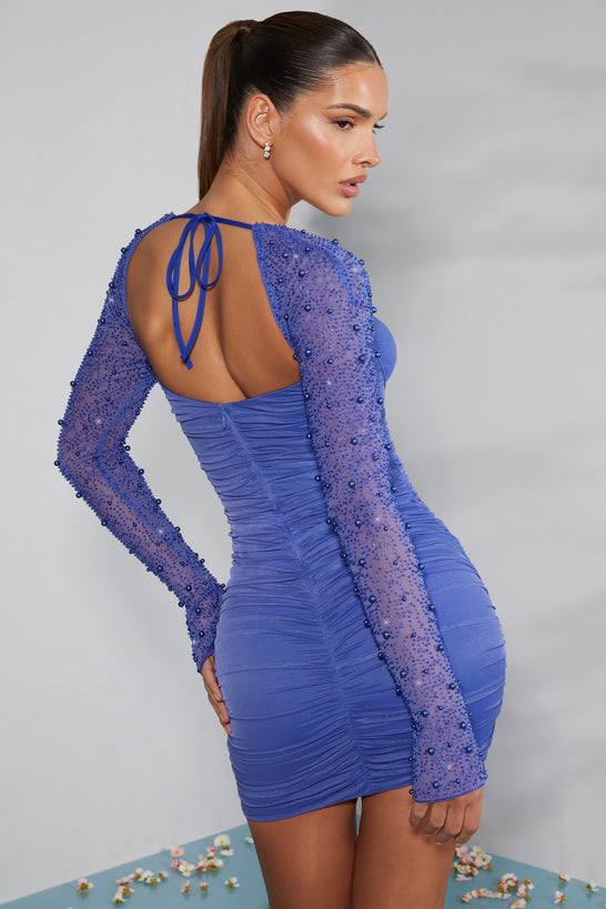 Ozdobiona sukienka mini z długim rękawem w kolorze kobaltowym