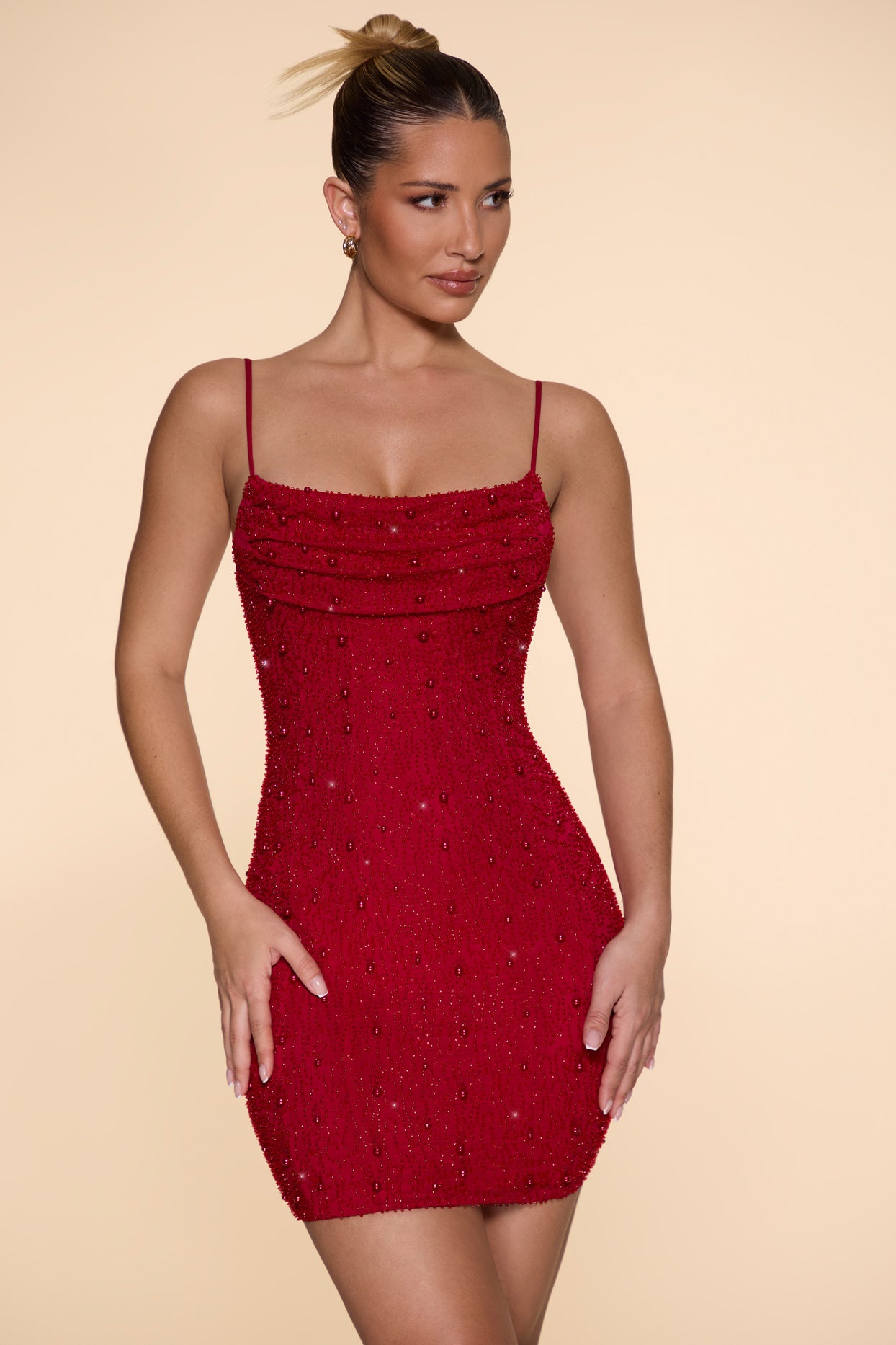 Mini-robe ornée à col bénitier en rouge