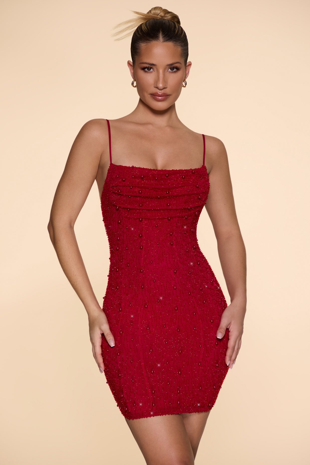 Mini-robe ornée à col bénitier en rouge