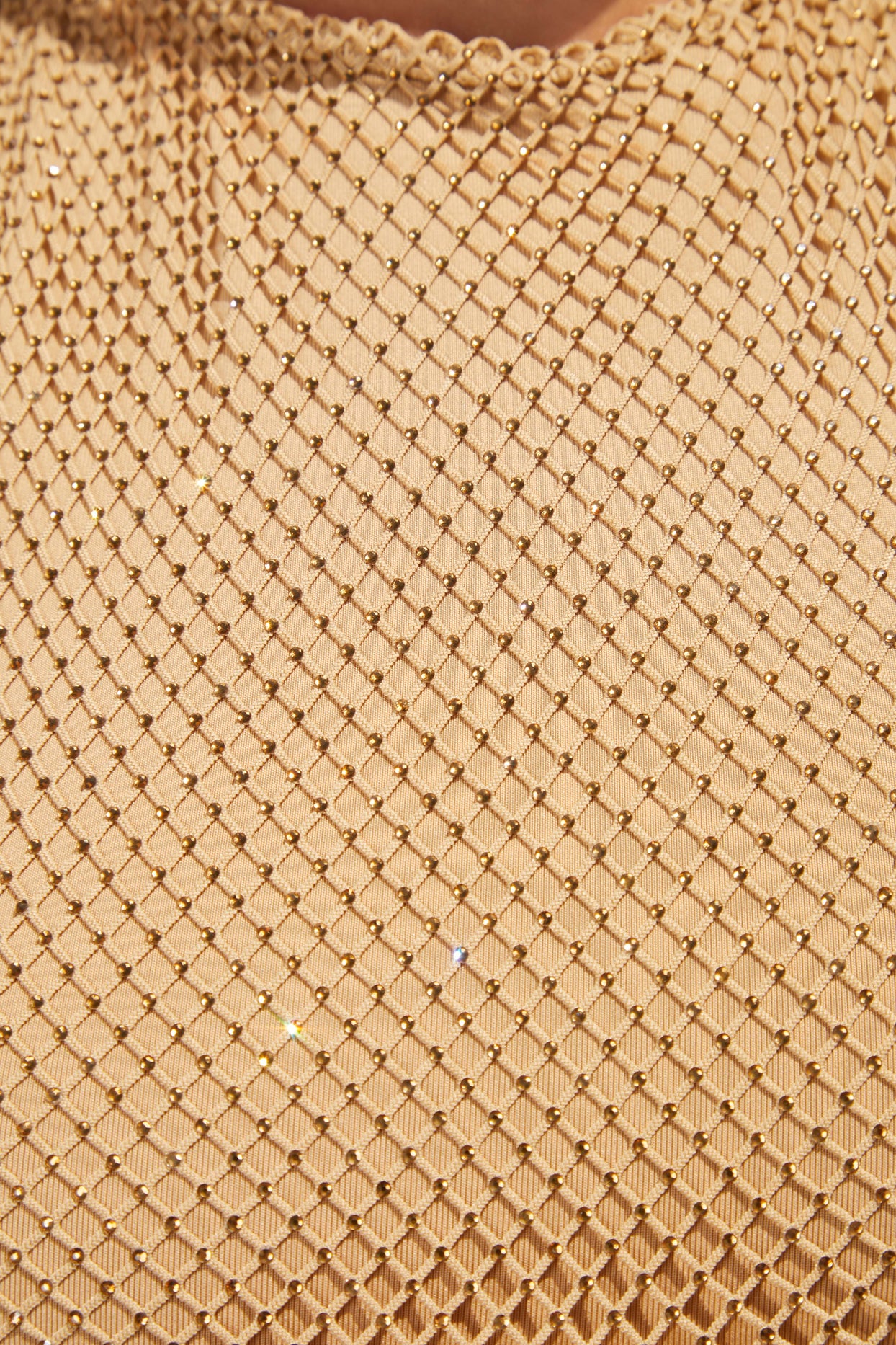 Sukienka mini z wycięciem w kształcie kryształków w kolorze beżowym
