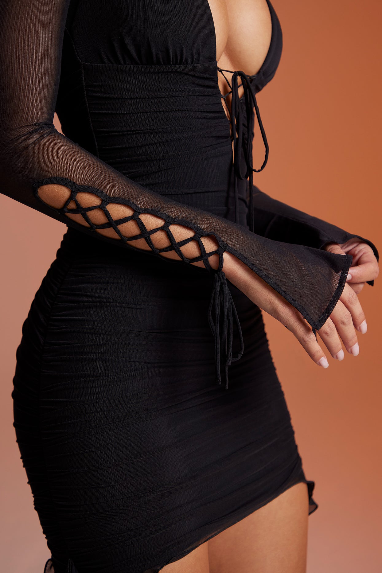 Sukienka mini z długim rękawem i marszczeniem w kolorze czarnym