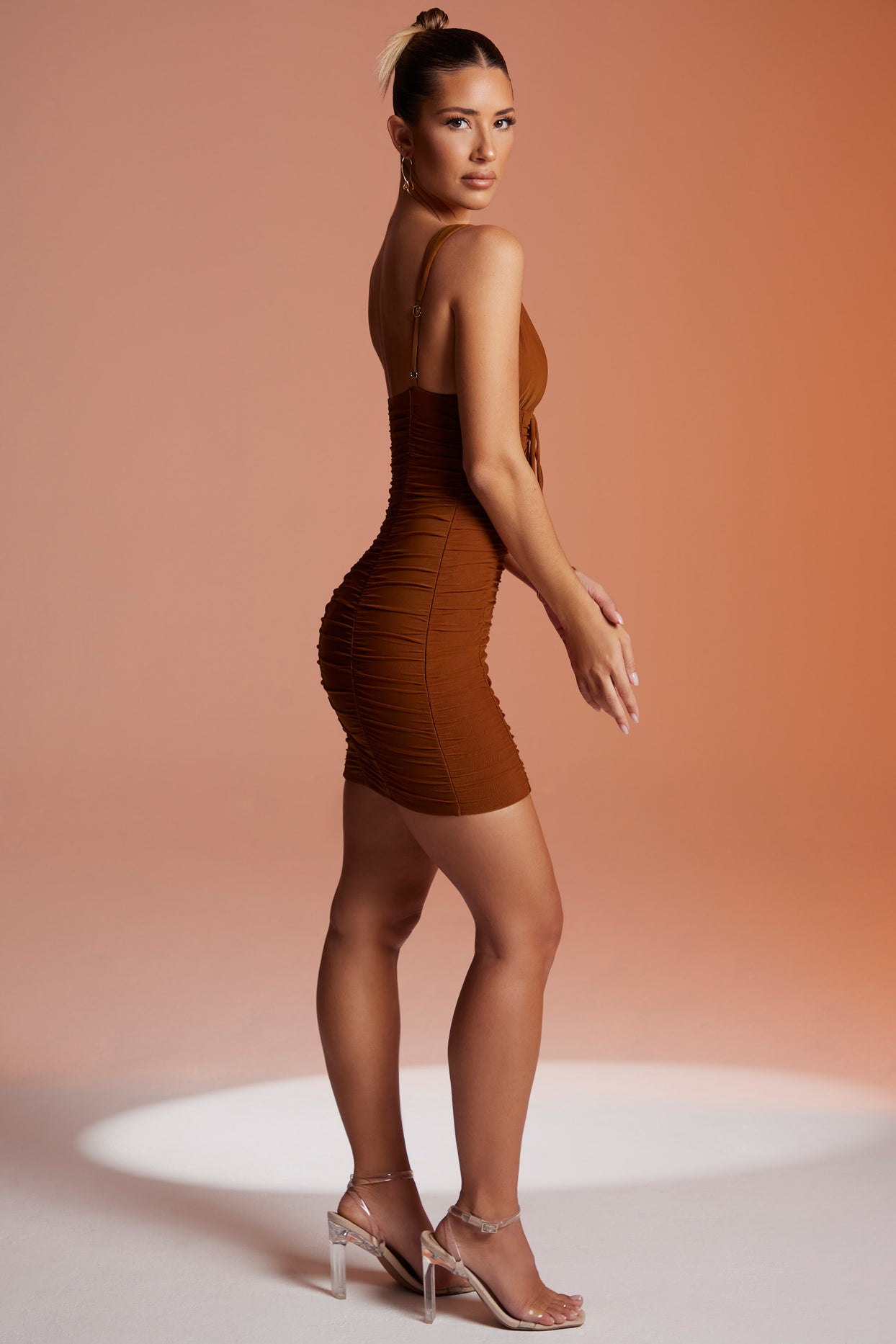Marszczona sukienka mini w kolorze brązowym