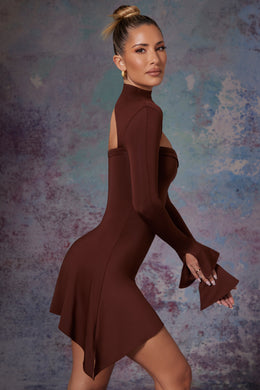 Asymetryczna sukienka mini z zabudowanym dekoltem w kolorze brązowym