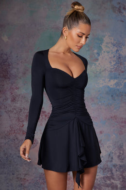 Mini sukienka z długimi rękawami i spódnicą w kształcie wodospadu w kolorze ciemnej czerni