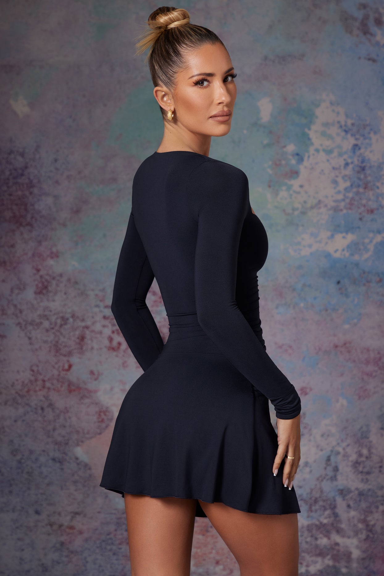Mini sukienka z długimi rękawami i spódnicą w kształcie wodospadu w kolorze ciemnej czerni