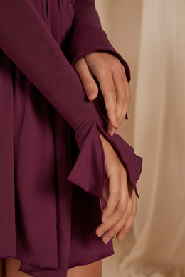Śliwkowa mini sukienka o linii A z głębokim dekoltem i długim rękawem