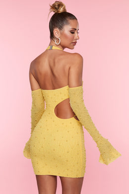 Zdobiona żółta mini sukienka z wycięciem na ramiona