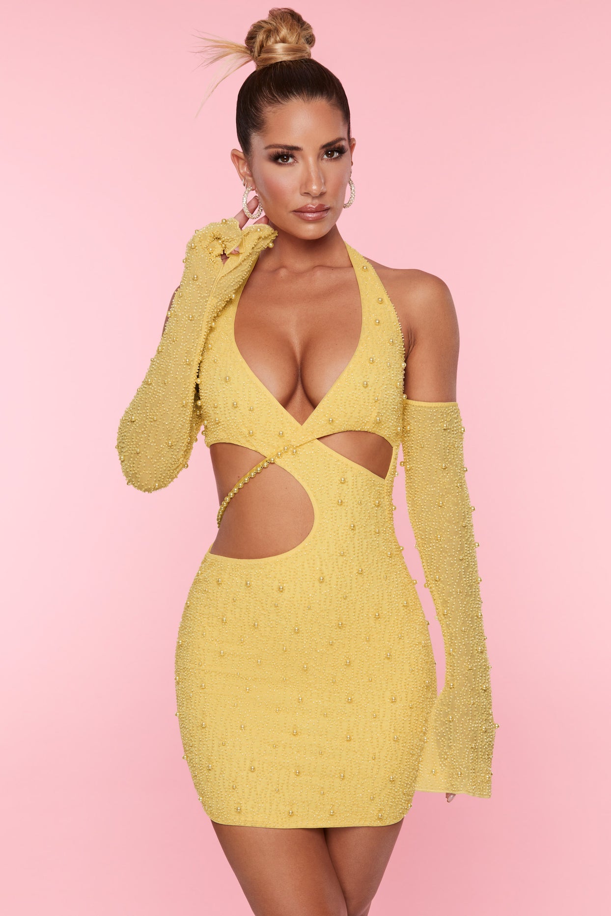 Mini-robe ornée à épaules dénudées et découpes en jaune