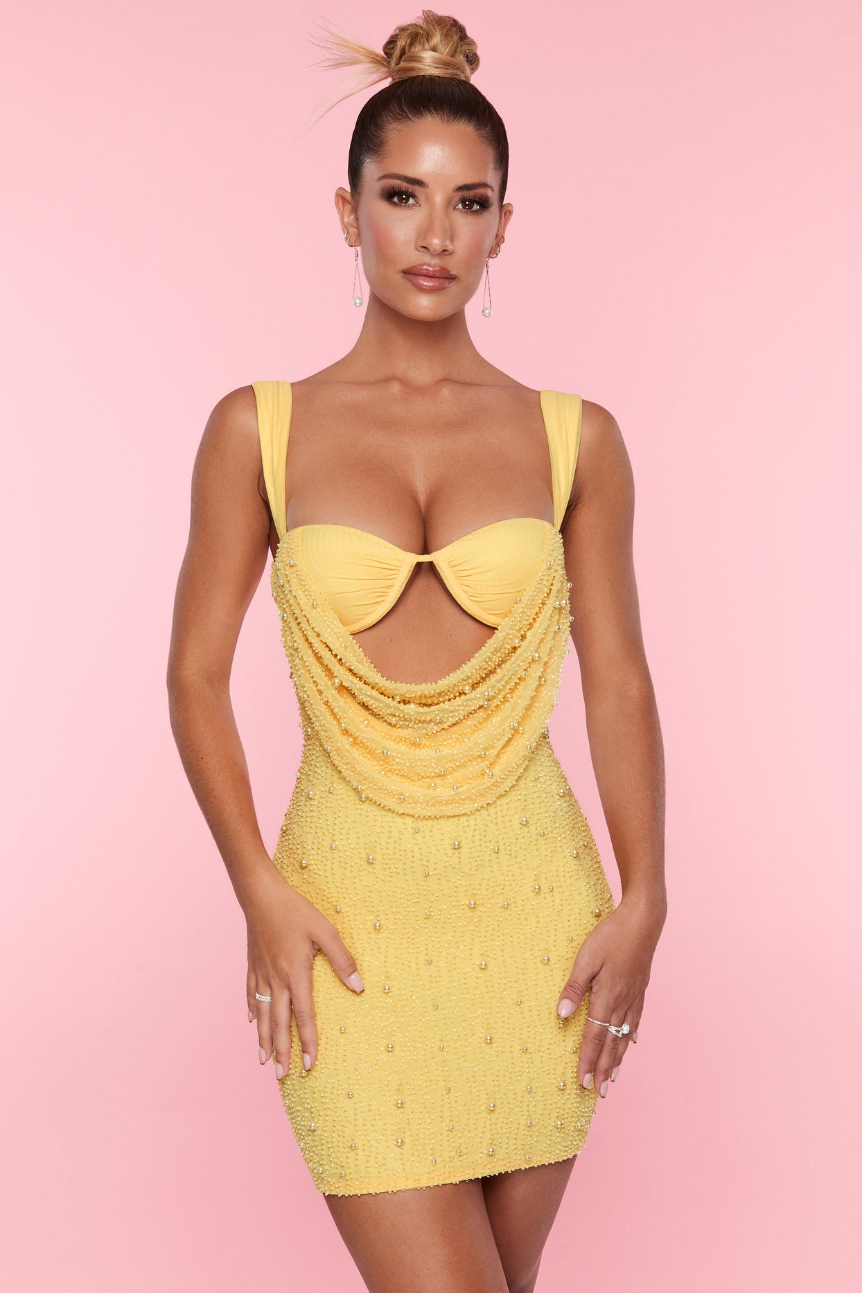 Zdobiona mini sukienka z niskim dekoltem w kolorze żółtym