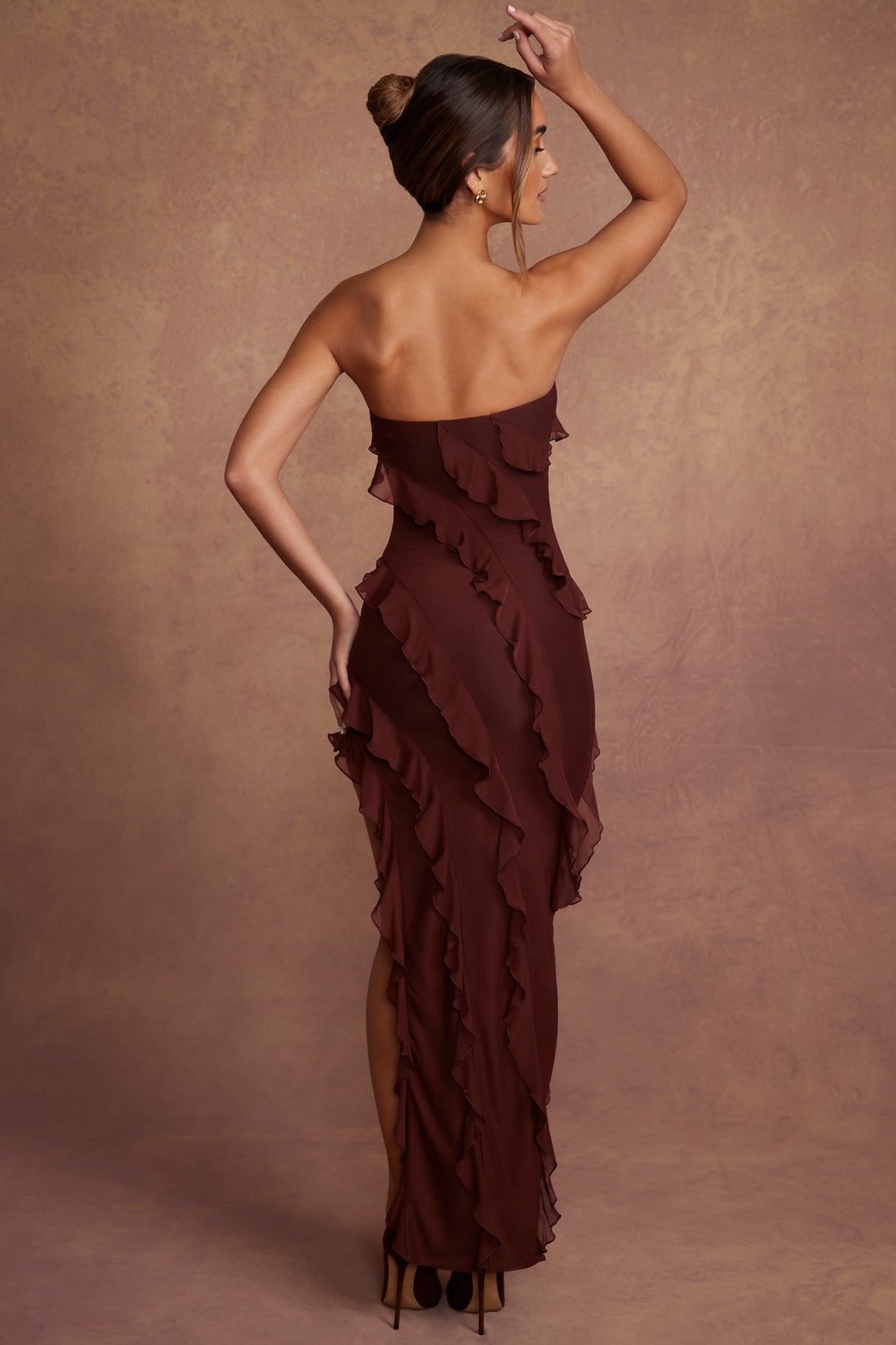 Sukienka maxi bandeau z falbankami w kolorze brązowym