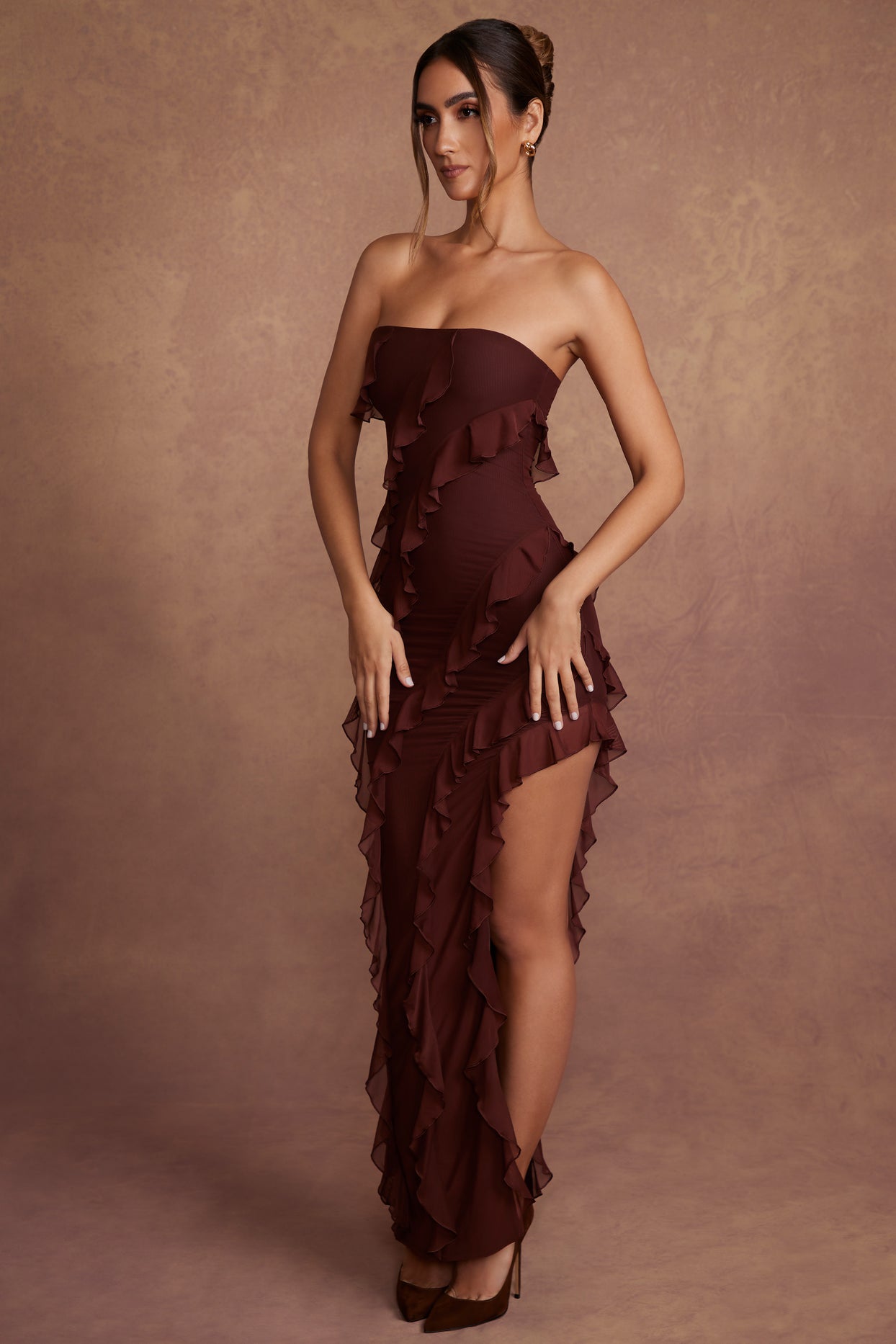 Sukienka maxi bandeau z falbankami w kolorze brązowym