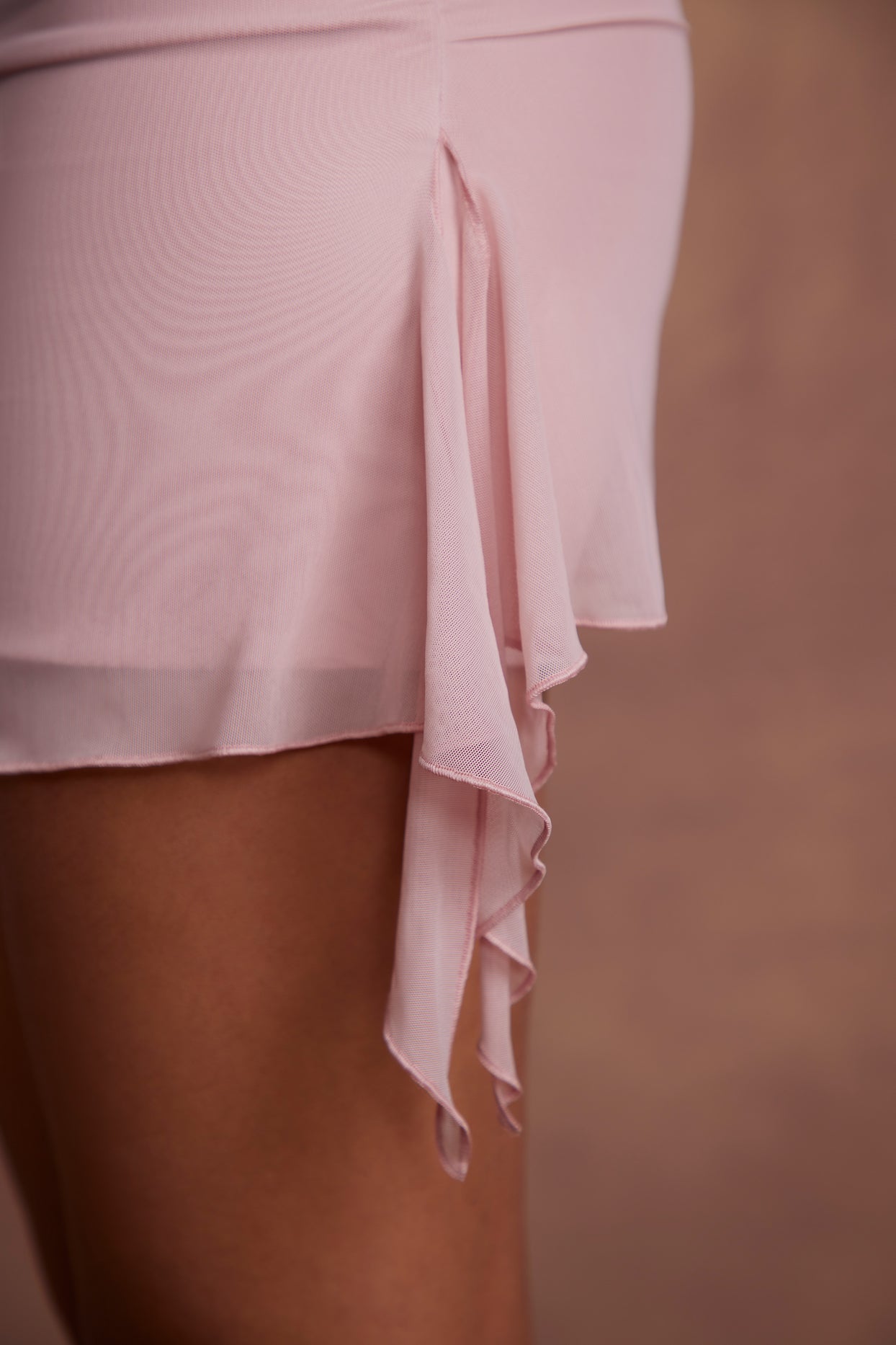 Asymetryczna sukienka mini z jednym rękawem w kolorze fioletowo-fioletowym