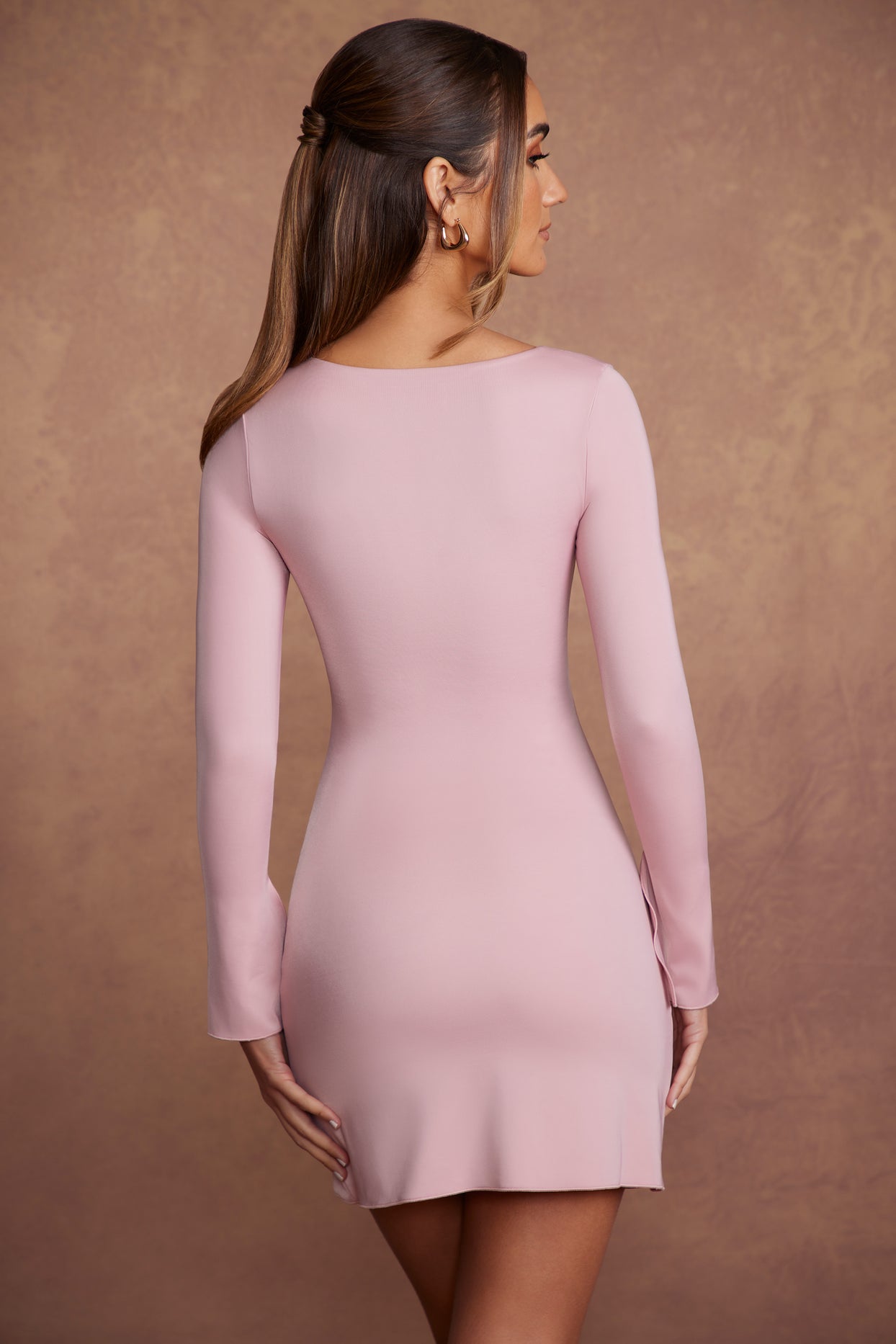 Asymetryczna sukienka mini z długim rękawem w kolorze fioletowo-fioletowym