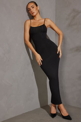 Sukienka maxi z wycięciem w kolorze czarnym