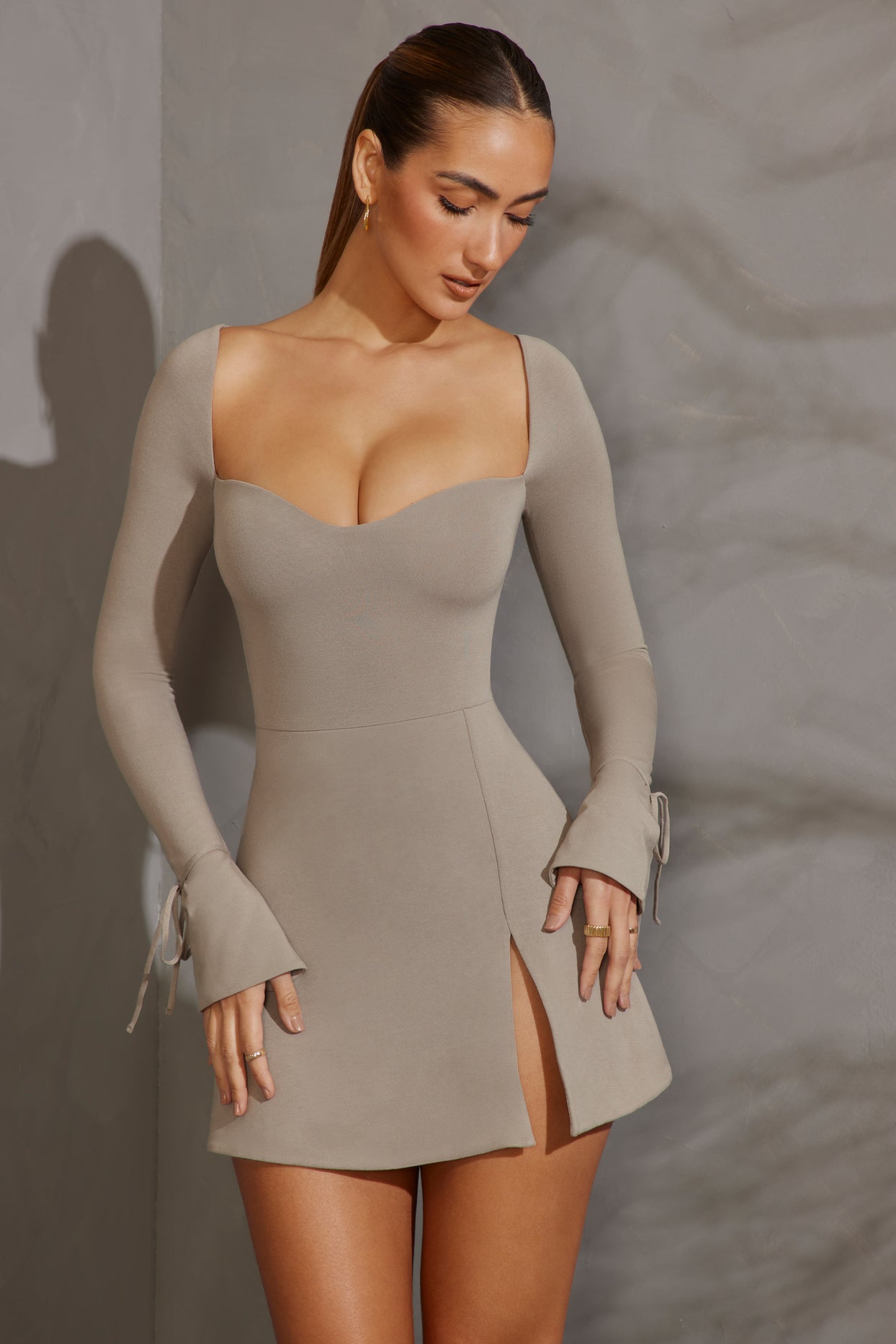 Mini-robe trapèze à manches longues en gris