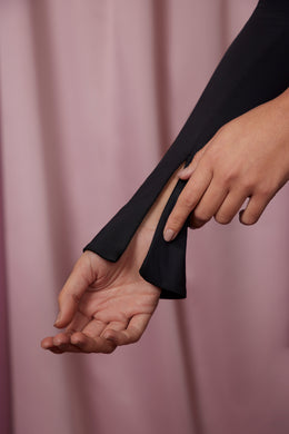 Mini-robe asymétrique à manches simples en noir
