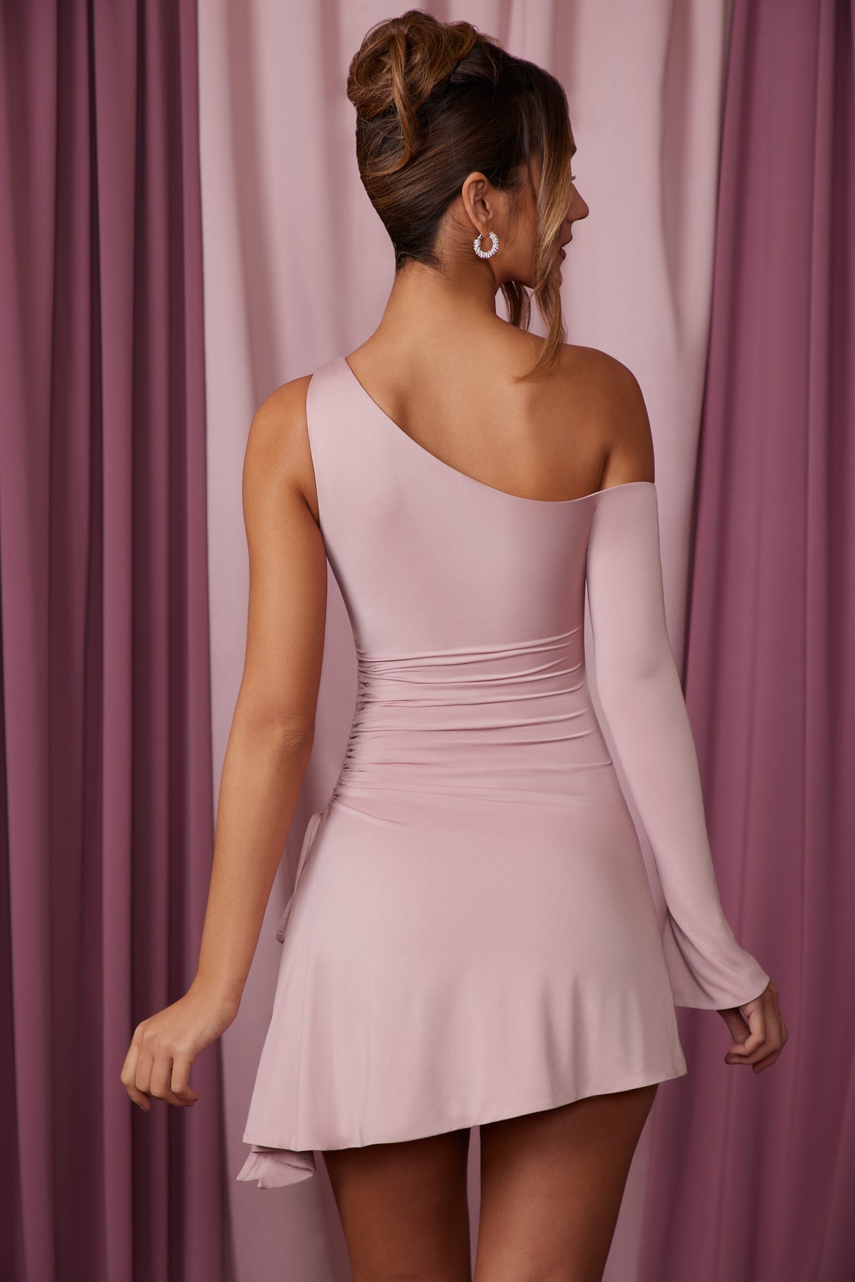 Asymetryczna sukienka mini z jednym rękawem w kolorze fioletowo-fioletowym