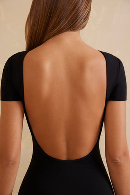 Sukienka maxi z odkrytymi plecami i krótkimi rękawami w kolorze czarnym