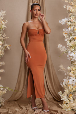 Sukienka maxi z rozcięciem i wysokim stanem do ud w kolorze brązowym