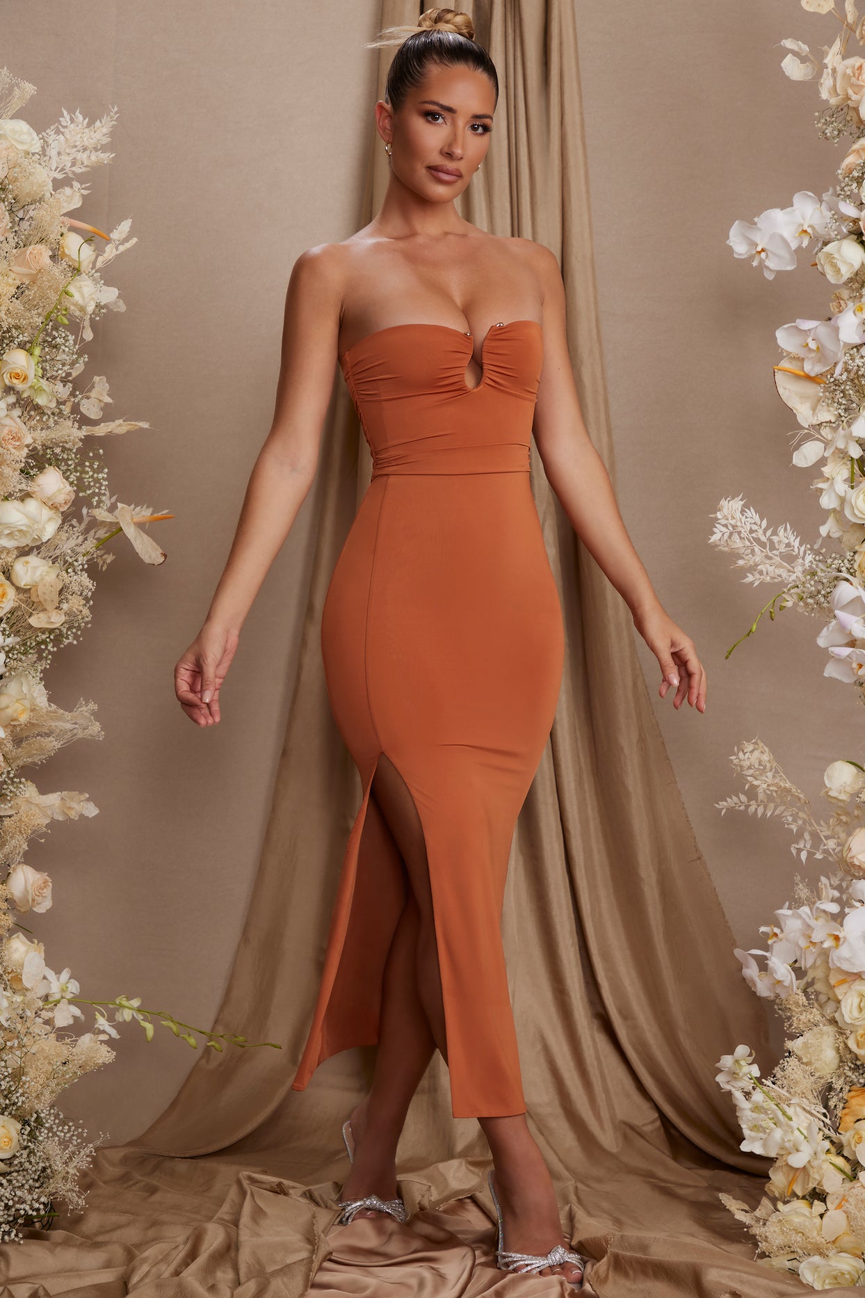 Sukienka maxi z rozcięciem i wysokim stanem do ud w kolorze brązowym