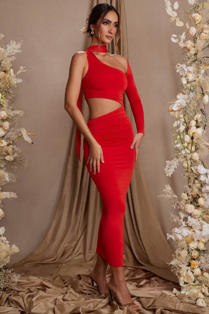 Sukienka maxi z jednym rękawem i wycięciem w kolorze czerwonym