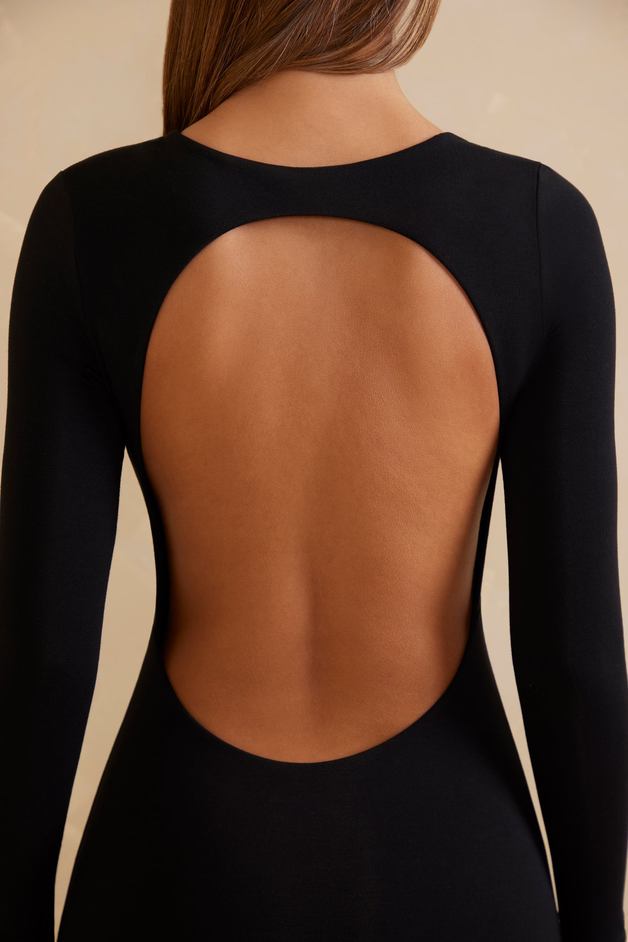 Sukienka mini z długim rękawem i odkrytymi plecami w kolorze czarnym