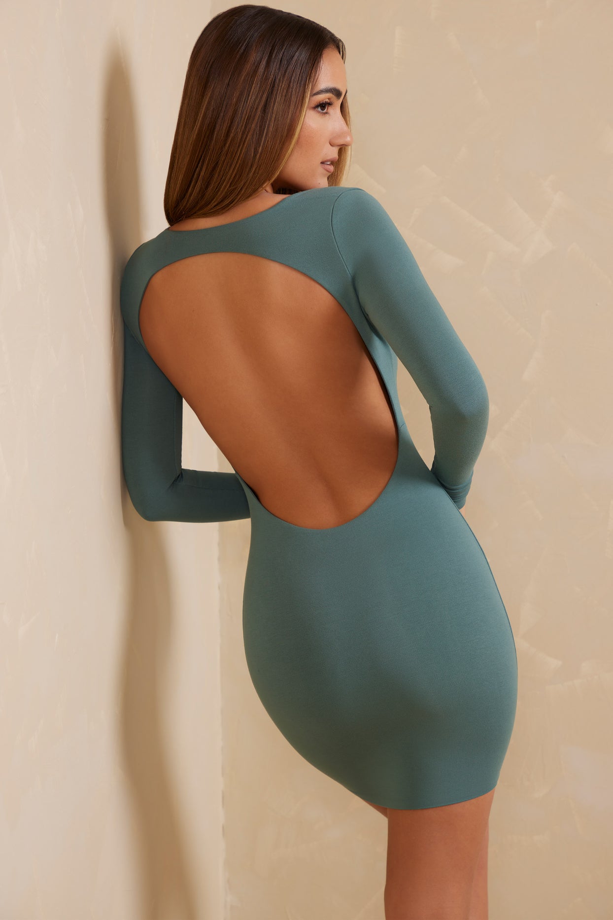 Sukienka mini z długim rękawem i odkrytymi plecami w kolorze turkusowym