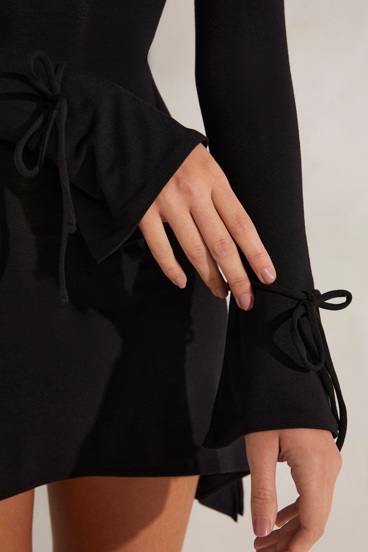 Mini-robe trapèze à col haut en noir