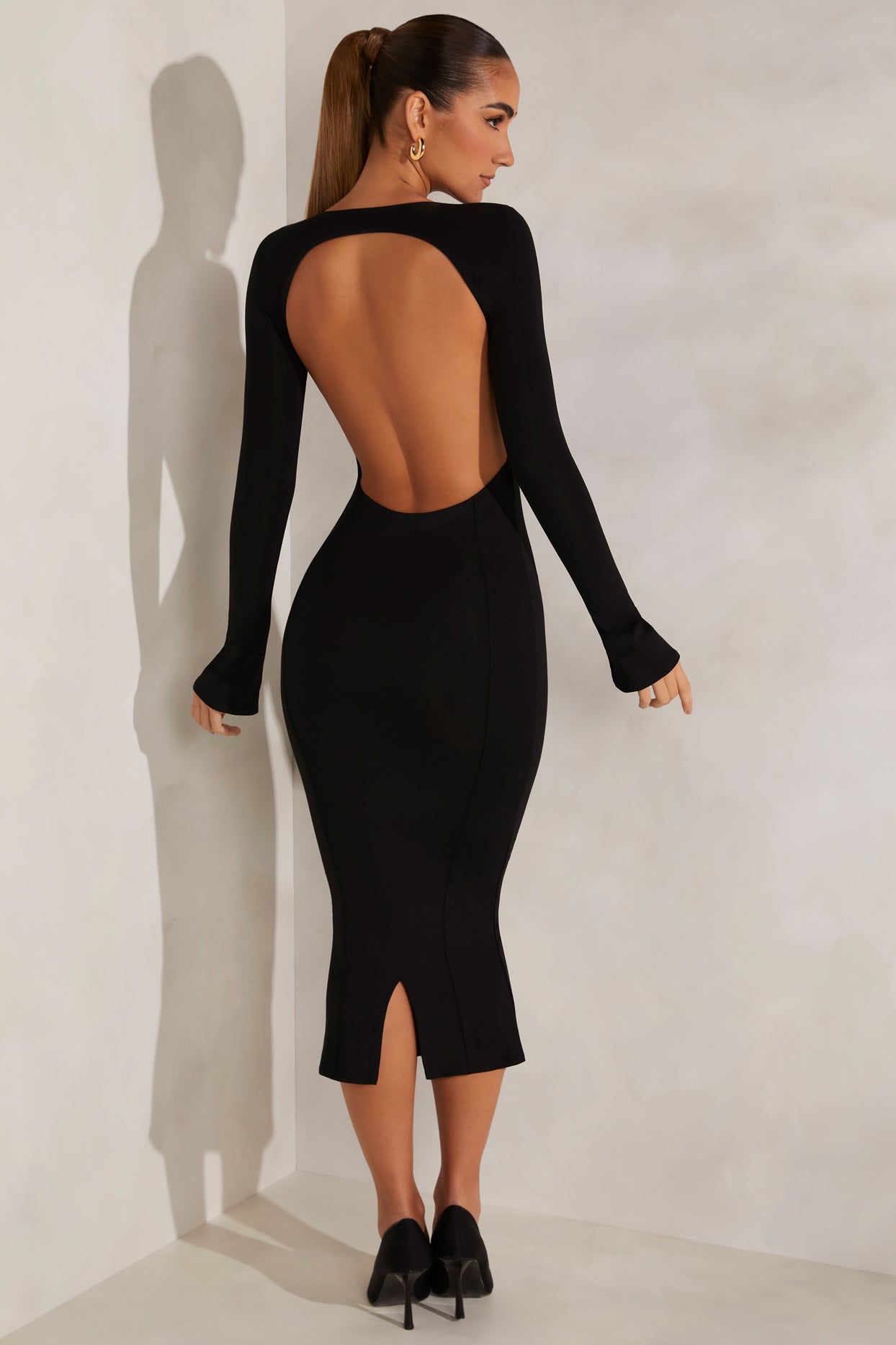 Sukienka Midaxi z długim rękawem i odkrytymi plecami w kolorze czarnym