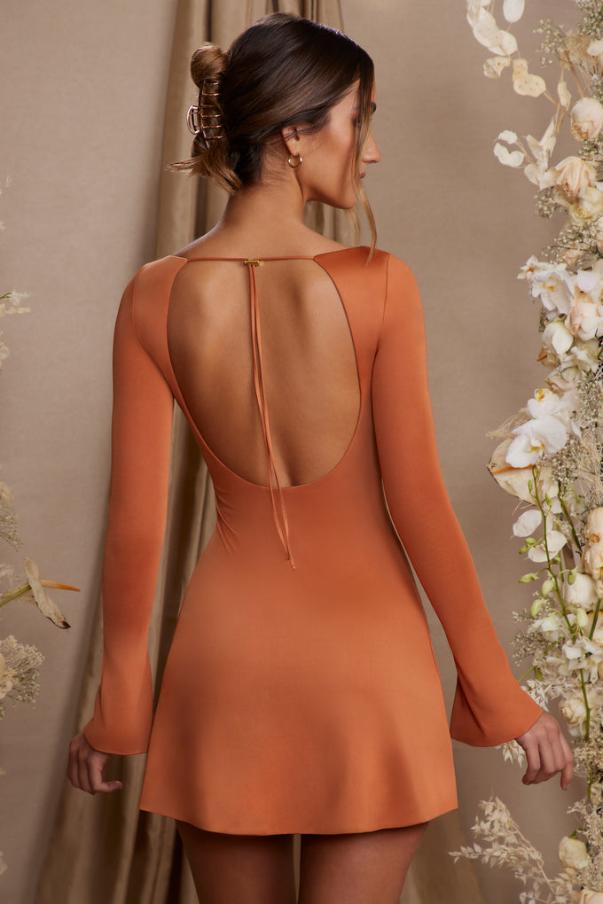 Sukienka mini z długim rękawem i wycięciem w kształcie litery A w kolorze brązowym