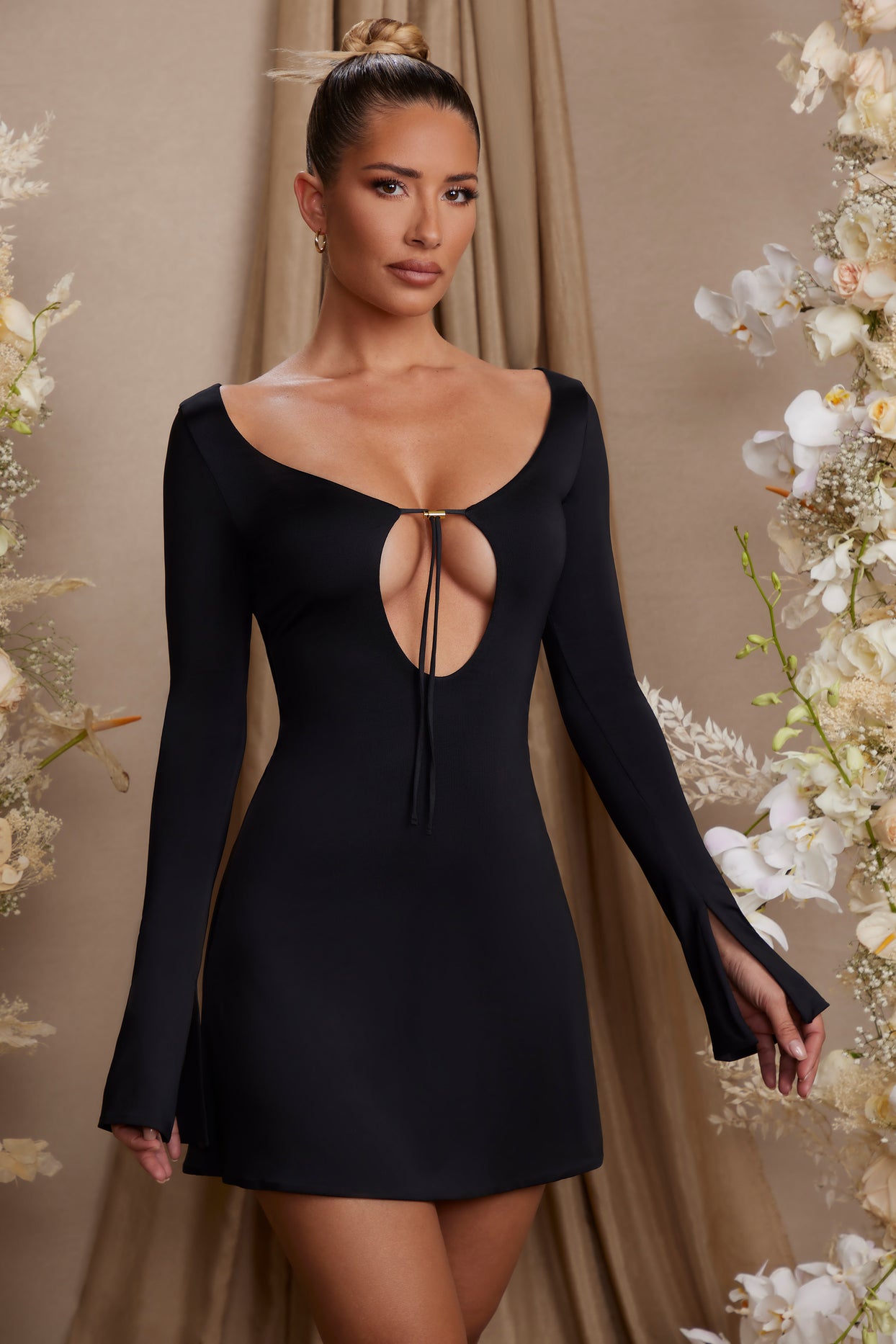 Sukienka mini z długim rękawem i wycięciem w kształcie litery A w kolorze czarnym