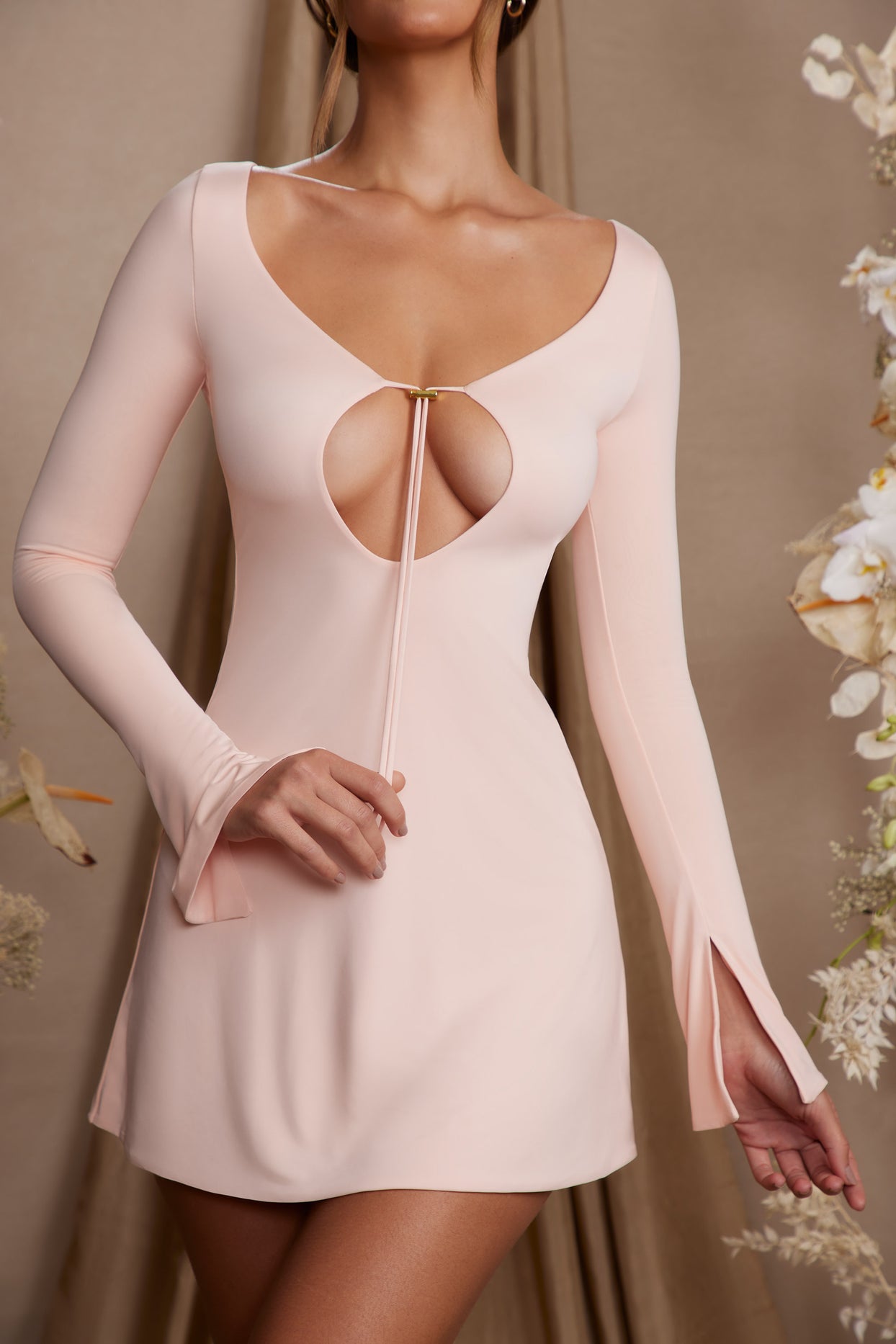 Mini-robe trapèze découpée à manches longues en blush