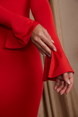 Robe longue à manches longues et épaules dénudées en rouge